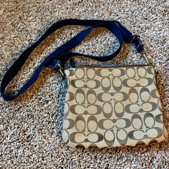 ❌SOLD❌Authentic Signature Coach Crossbody Purse - Picture 2 of 6